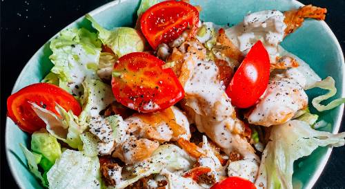 Chicken salad with tomatoes 