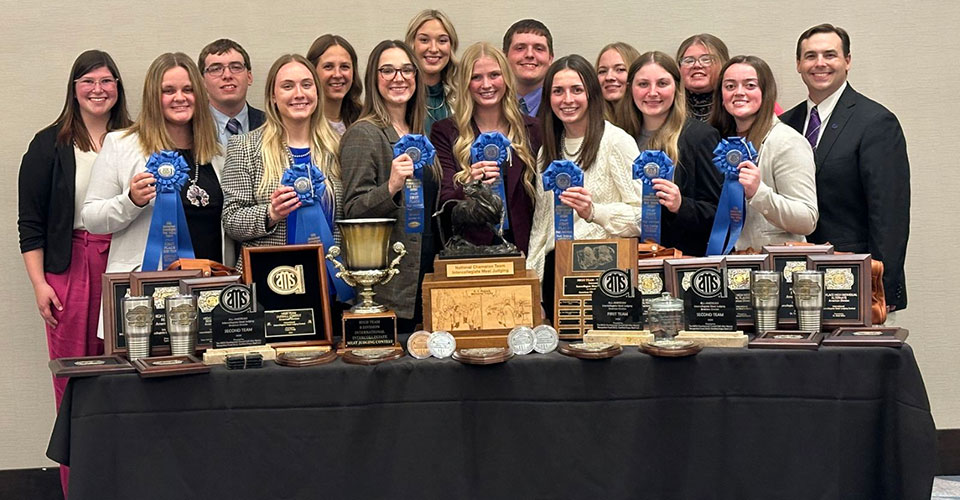 Group photo of k-state meat judging team at national contest